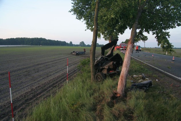 POL-NI: 25-Jähriger stirbt bei schweren Verkehrsunfall - Bilder im Download -