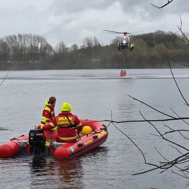 ZPD-H: Erfolgreiche Vegetationsbrandbekämpfungsübung in Westerloy Rotorengeräusche über Feldern und Wäldern, Wasseraufnahmen aus nahegelegenen Gewässern und präzise Abwürfe über fiktiven Brandflächen