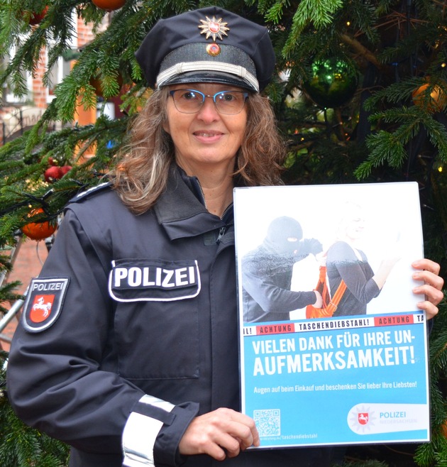 POL-STD: Polizei warnt vor Taschendiebstählen in der Vorweihnachtszeit - Plakataktion in Buxtehude