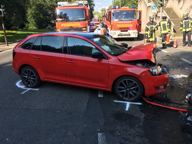 FW Mettmann: Verkehrsunfall mit eingeklemmter Person