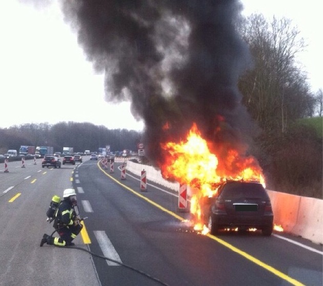 FW-ME: PKW-Brand auf der Autobahn