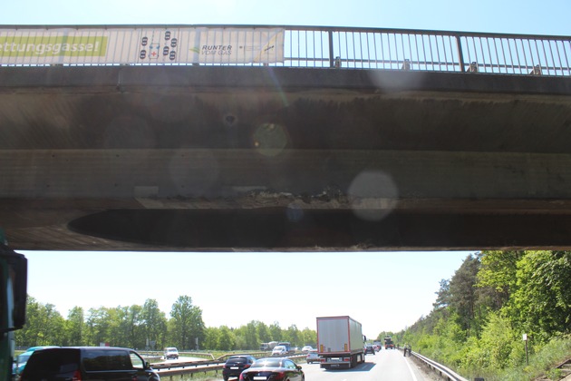 POL-PDKL: Ladung zu hoch: LKW kracht gegen Autobahnbrücke