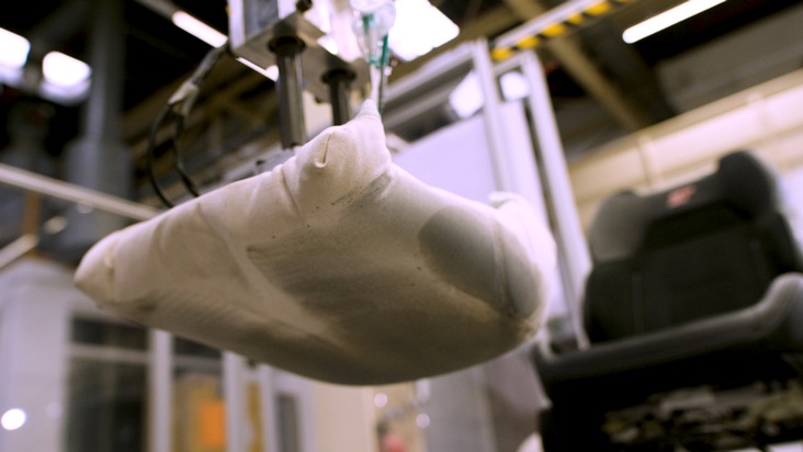 Ford-Werke GmbH: Schweißtest: Ford-Roboter simuliert das Gesäß von verschwitzten Autofahrern - damit Fahrzeugsitze nicht leiden