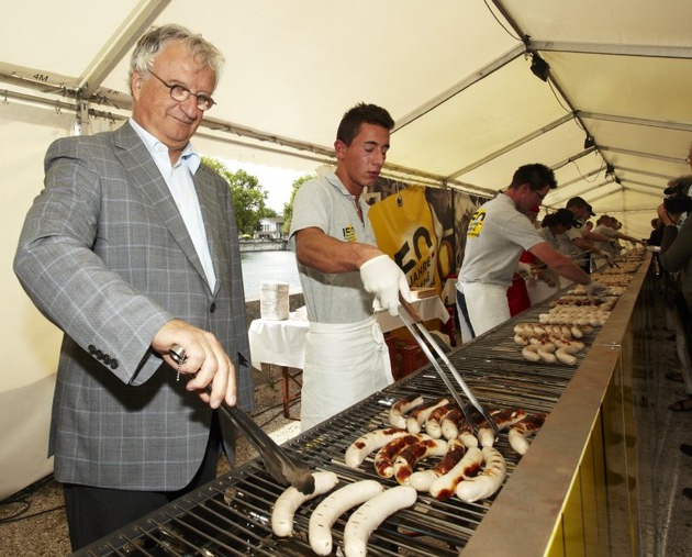 Der längste Gasgrill der Welt misst 20m 58cm 8 mm / Er wurde zum 150Jahr-Jubiläum der Regio Energie Solothurn in Betrieb genommen