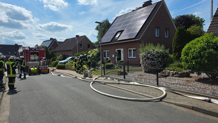 FW-ROW: Brand im Dachbereich eines Einfamilienhauses in Gnarrenburg