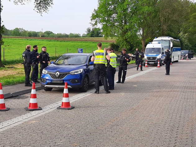 BPOL NRW: Zur Championsleaguebegegnung BVB - PSG führt Bundespolizei an der Grenze bei Aachen verstärkte Grenzüberwachungsmaßnahmen durch - Pyrotechnik, Sturmhauben und Quarzhandschuhe werden sichergestellt