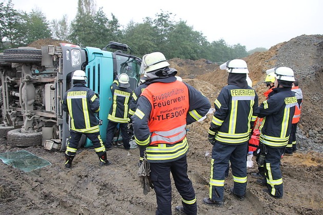 FW-WRN: Person aus umgekippten Baustellen LKW befreit