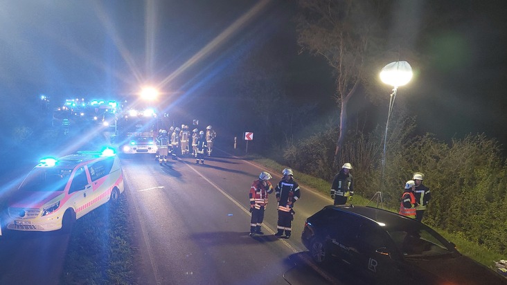 FW Borgentreich: Alleinunfall auf der B241. Fünf Personen wurden verletzt. Leider verstarben zwei Kinder bei dem Unfall.
