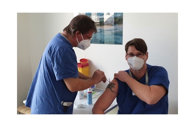 Pressemeldung Schön Klinik: Erste Mitarbeiter gegen Corona geimpft
