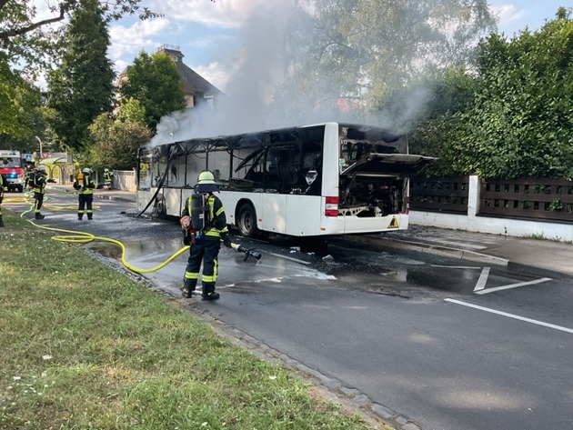 FW-BN: Erneut brennt ein Linienbus komplett aus - Keine verletzten Personen