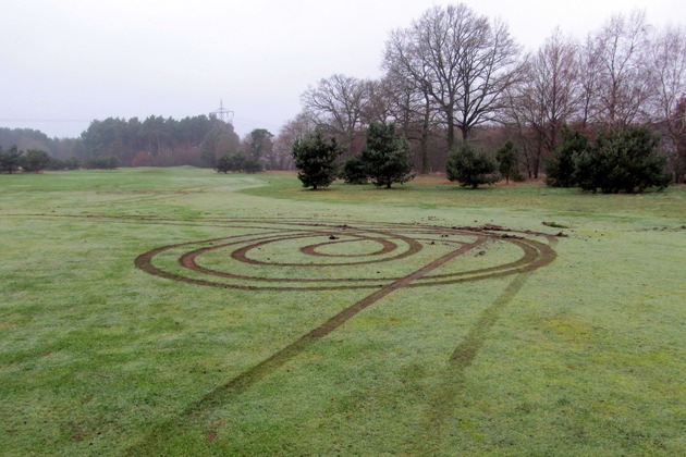 POL-WL: Sachbeschädigung auf dem Golfplatz ++ Neu Wulmstorf - Rotlicht missachtet