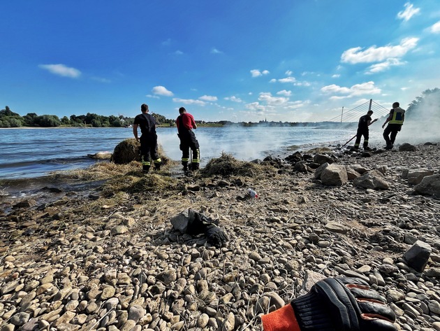 FW-NE: Kurioser Einsatz am Rhein | Brennender Heuballen im Wasser sorgt für Feuerwehreinsatz