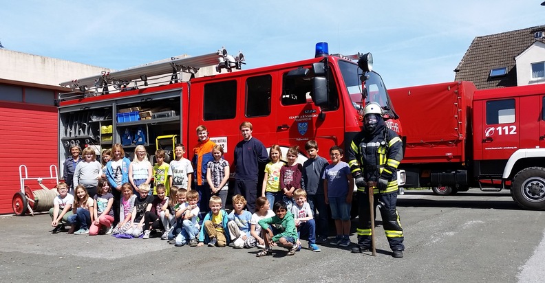 FW-AR: Kindergarten und Grundschule Voßwinkel besuchen ihre Feuerwehr