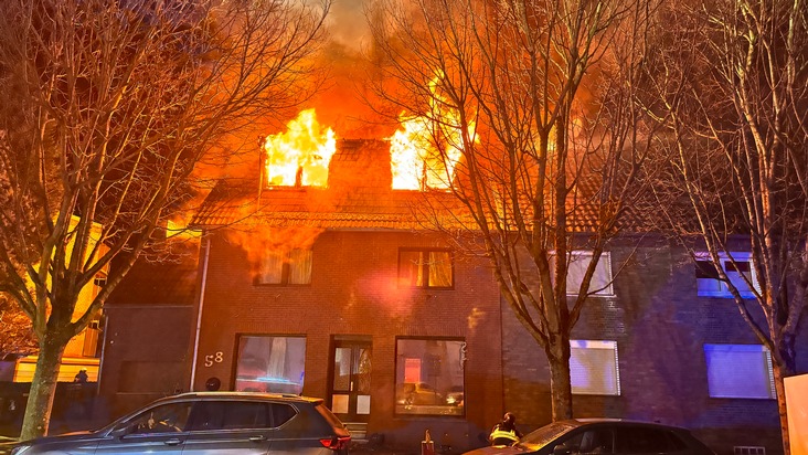 FW-MH: Dramatischer Dachstuhlbrand mit einer schwerverletzten Person in Mülheim an der Ruhr