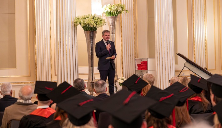 Abschluss des Pionierjahrgangs Medizin: Helios und IRO Group transformieren universitäre Ausbildung