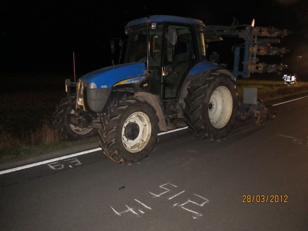 POL-HOL: Tödlicher Verkehrsunfall zwischen Bevern und Forst: 55-jähriger Jeep-Fahrer an Unfallstelle verstorben  - Mit Anbaugerät eines entgegenkommenden Traktors kollidiert -