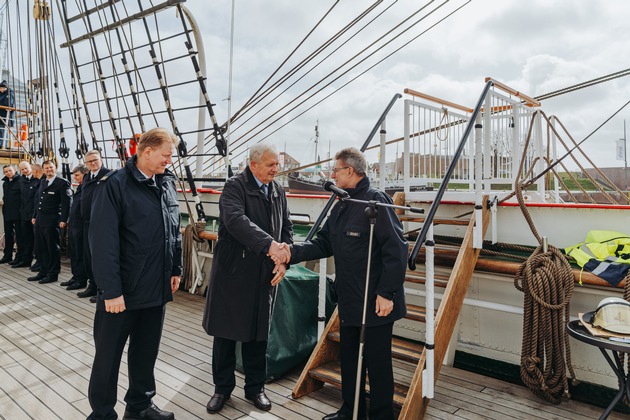 FW Bremerhaven: Ernennungen und Bef&ouml;rderungen auf dem Schulschiff Deutschland