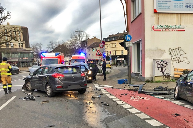 POL-ME: Hoher Sachschaden nach Verkehrsunfall - Hilden - 2101054