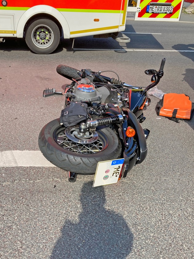 POL-ME: Motorradfahrer bei Zusammenstoß schwer verletzt - Wülfrath - 2205014