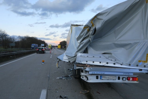POL-DEL: Autobahnpolizei Ahlhorn: Transporter verursacht Verkehrsunfall mit hohem Sachschaden auf der Autobahn 1 im Bereich Stuhr und flüchtet anschließend +++ Bildmaterial