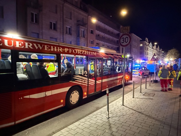 FW Pforzheim: Drei Verletzte bei Wohnungsbrand in Pforzheim