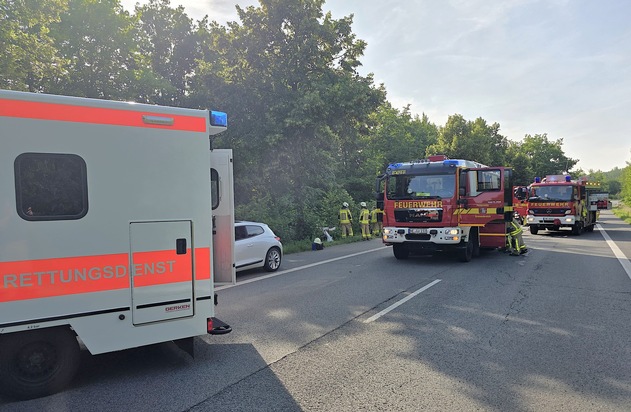 FW Grevenbroich: Feuerwehr Grevenbroich rettet Schwerverletzten aus Autowrack