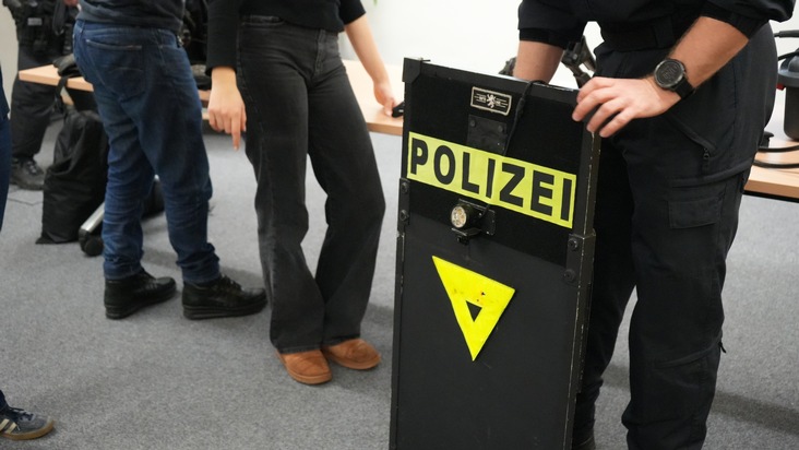 POL-WI: "Nachts im Präsidium": Polizei öffnet die Türen für den Nachwuchs