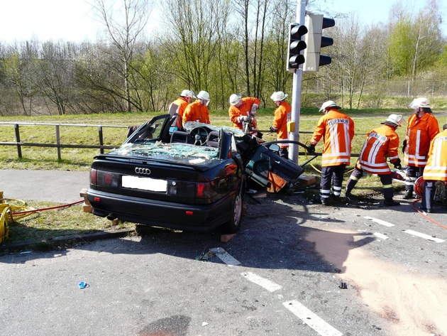 POL-WL: Beifahrerin nach Unfall im Pkw eingeklemmt ++ Vom Grundstück gefahren und Vorfahrt missachtet ++ Reifen im Wert von mehreren tausend Euro erbeutet ++ und weitere Meldungen