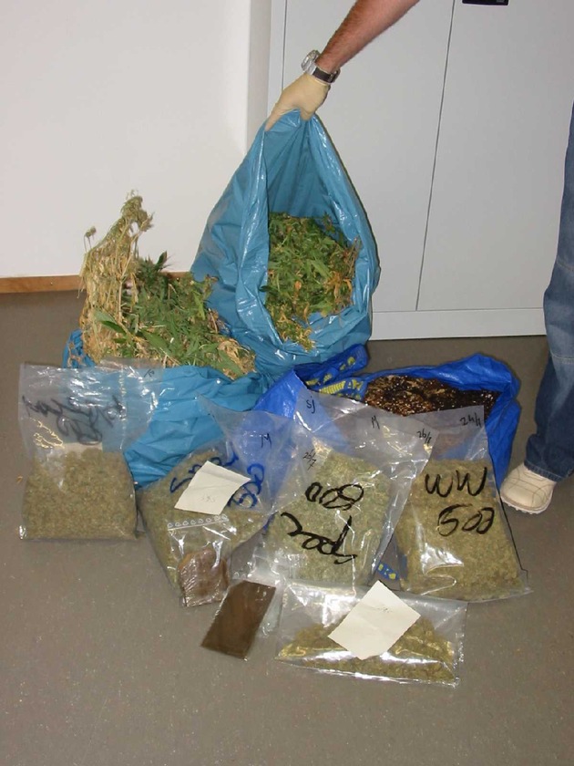 POL-GOE: (757) Marihuanaplantage auf dem Spitzboden - Polizei &quot;erntet&quot; 120 Pflanzen