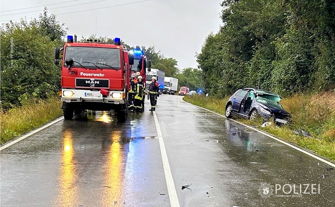 POL-PPWP: Auf nasser Fahrbahn Kontrolle verloren