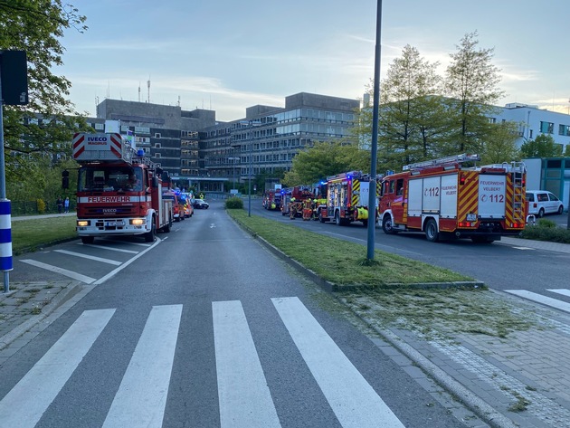 FW-Velbert: Paralleleinsätze der Feuerwehr Velbert am Mittwochabend