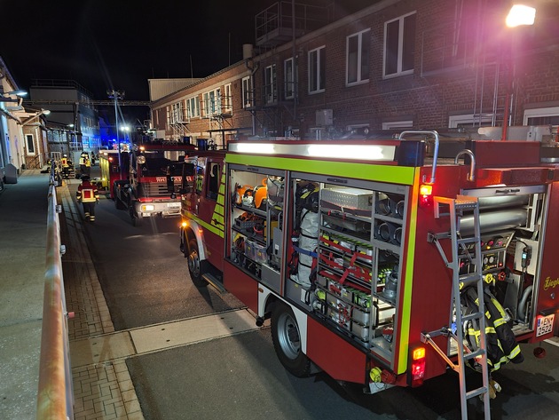 FW-EN: Gefahrstoffaustritt bei Dörken - Feuerwehr mit 70 Einsatzkräften vor im ABC-Einsatz Ort