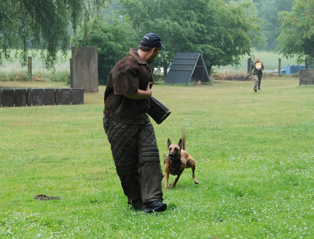 POL-NI: Wettkampf der Polizeihunde und der Diensthundführer - Innenminister Uwe Schünemann übernimmt Startschuss  -Bilder im Download-