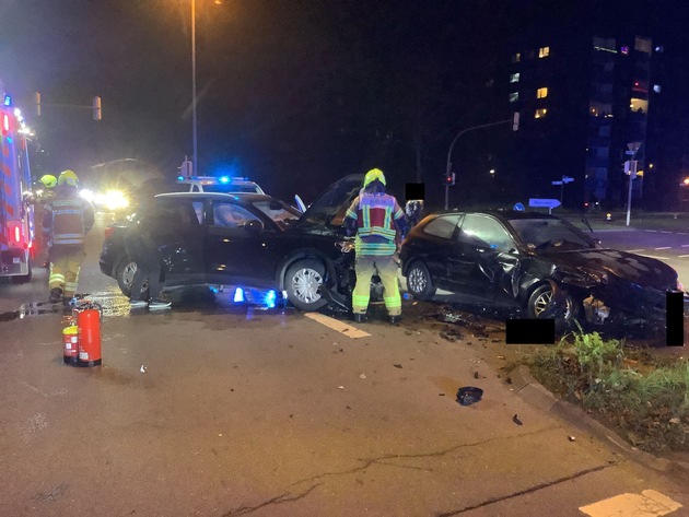 FW Paderborn: Verkehrsunfall in Paderborn, Heinz-Nixdorf-Ring Zwei verletzte Personen nach Kollision von zwei PKW