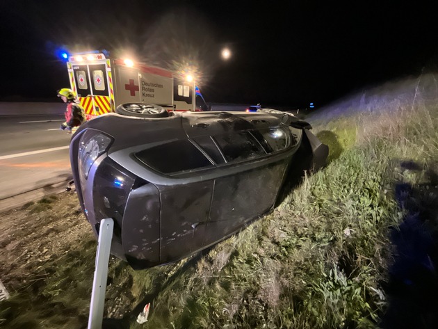 API-TH: Verkehrsunfall mit zwei verletzten Personen, Fahrzeug im Graben