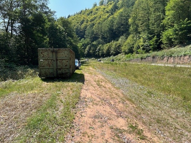 POL-PDLD: Illegale Entsorgung einer Großmenge von Mineralwolle an der B48