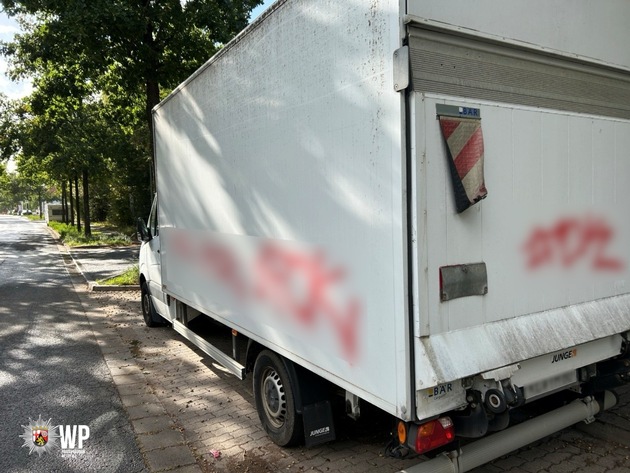 POL-PDKL: Schmierfinken beschädigen Transporter