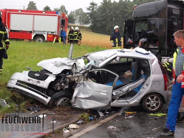 FW-MK: Verkehsunfall mit eingeklemmter Person