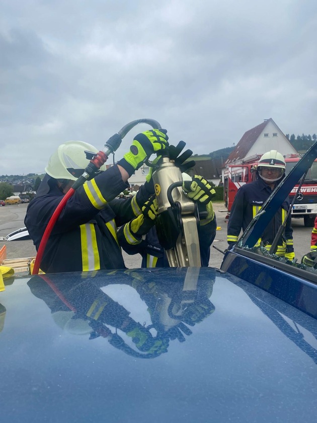FW-OE: Rescue-Seminar zur Technischen Hilfeleistung - 27 Einsatzkräfte trainieren patientenorientierte Rettung