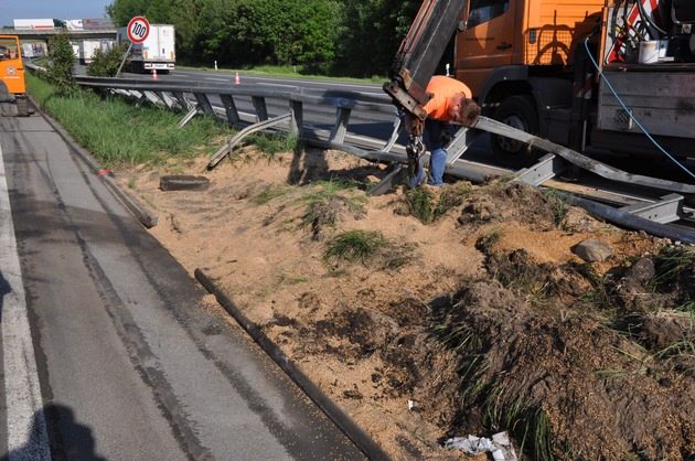 POL-WL: Weizen-Lkw auf A1 umgekippt