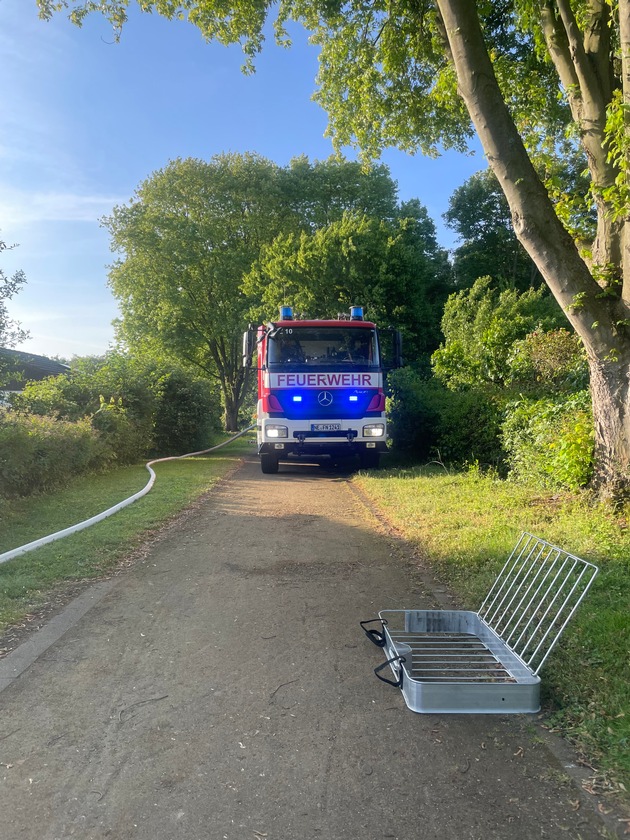 FW-NE: Brennende Gartenlauben in Grimlinghausen | Keine Verletzten