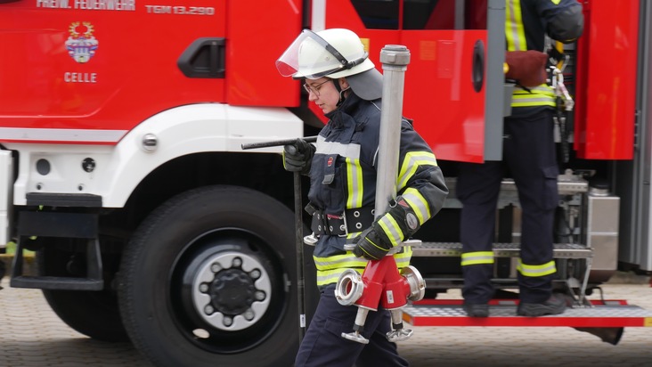 FW Celle: 20 neue Feuerwehrleute erreichen die &quot;Qualifikationsstufe Einsatzfähigkeit&quot; in Celle