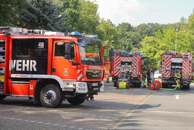 FW-E: Ammoniakaustritt aus LKW - Feuerwehr im Großeinsatz