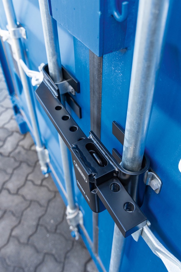 Professionelle Absicherung von Lager- und Überseecontainern ohne Bohren oder Schrauben – das abnehmbare Containerschloss ABUS ConHasp 205