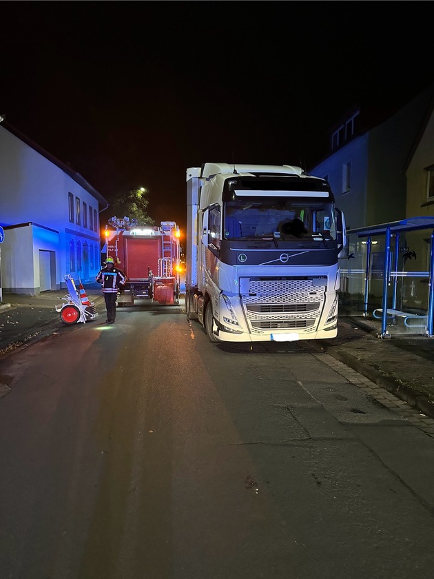 FW Horn-Bad Meinberg: Feuerwehr wird aufgrund Rauchmelder alarmiert - LKW fährt in Einsatzstelle und beschädigt Löschfahrzeug