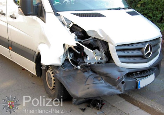 POL-PPWP: Kaiserslautern: Beim Anfahren nicht aufgepasst - zwei Verletzte