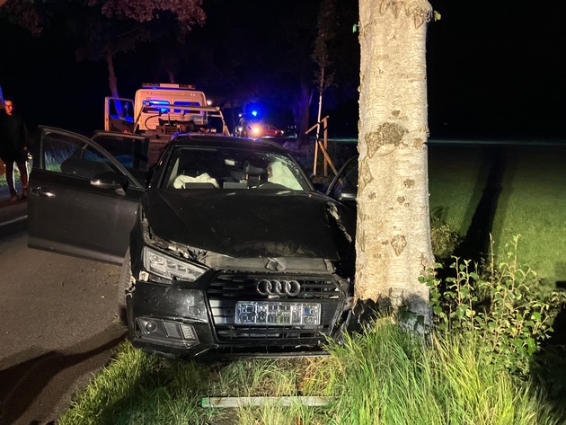 POL-STD: Bei vier Autos im Alten Land die Tankdeckel aufgebrochen und Kraftstoff abgezapft, Mit Audi gegen Baum gefahren - Fahrer flüchtet in die Dunkelheit