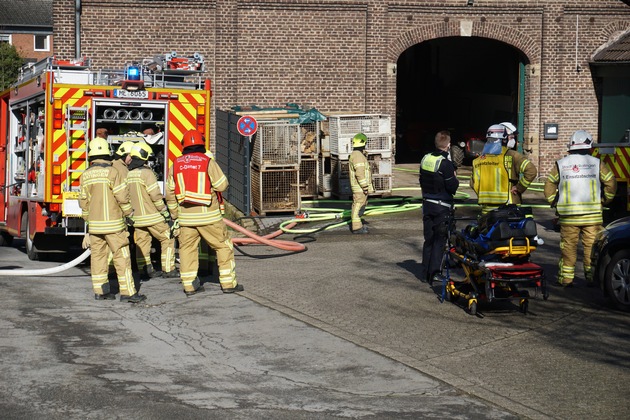 FW Ratingen: 3 Leichtverletzte bei Scheunenbrand - Feuerwehr bringt Brand schnell unter Kontrolle