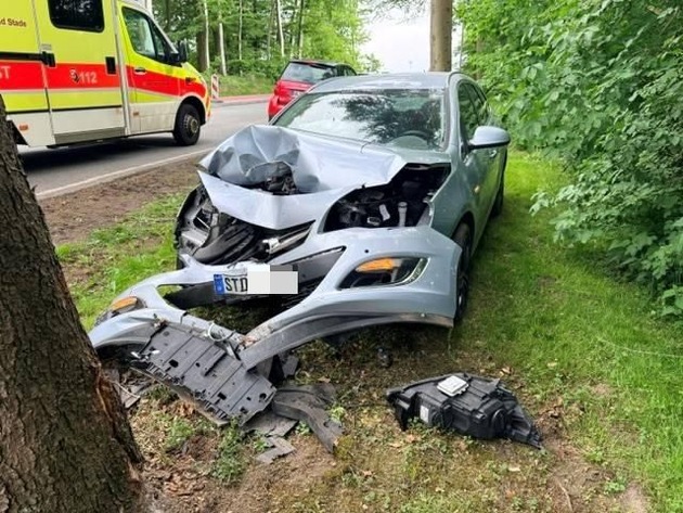 POL-STD: Mit Auto frontal gegen Baum geprallt - Fahrer leicht verletzt