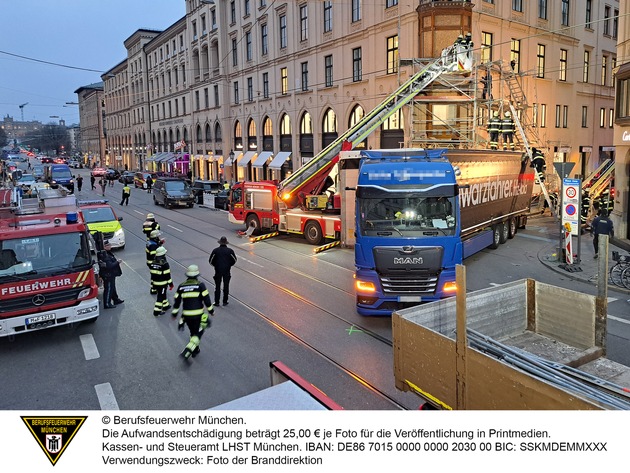 FW-M: Lkw fährt in Gerüst - Einsturzgefahr (Lehel)